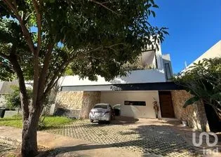 NEX-288371 - Casa en Venta, con 4 recamaras, con 6 baños, con 316.89 m2 de construcción en Yucatán Country Club, CP 97308, Yucatán.