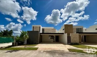 NEX-293108 - Casa en Venta, con 4 recamaras, con 5 baños, con 316.97 m2 de construcción.