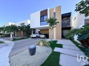 NEX-293147 - Casa en Renta, con 3 recamaras, con 4 baños, con 327.38 m2 de construcción en Cholul, CP 97305, Yucatán.