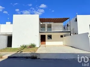 NEX-298979 - Casa en Venta, con 3 recamaras, con 3 baños, con 248.3 m2 de construcción.