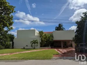 NEX-94018 - Casa en Venta, con 4 recamaras, con 3 baños, con 457 m2 de construcción en Club de Golf La Ceiba, CP 97302, Yucatán.