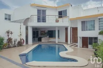 NEX-200497 - Casa en Venta, con 4 recamaras, con 5 baños, con 352 m2 de construcción en Vista Alegre, CP 97130, Yucatán.