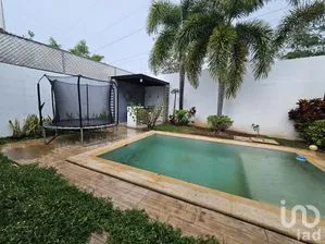 NEX-275035 - Casa en Venta, con 3 recamaras, con 4 baños, con 220 m2 de construcción.