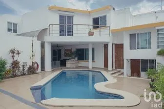 NEX-278093 - Casa en Venta, con 4 recamaras, con 5 baños, con 352 m2 de construcción.
