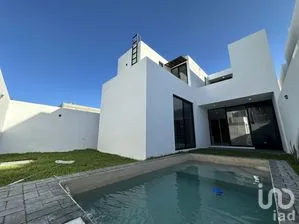 NEX-272380 - Casa en Venta, con 3 recamaras, con 4 baños, con 252 m2 de construcción.