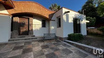 NEX-202093 - Casa en Venta, con 4 recamaras, con 5 baños, con 320 m2 de construcción en Burocrático, CP 36255, Guanajuato.