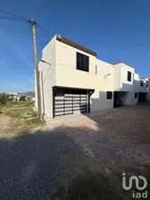 NEX-277341 - Casa en Venta, con 3 recamaras, con 2 baños, con 159.3 m2 de construcción en Tres Estrellas, CP 36255, Guanajuato.