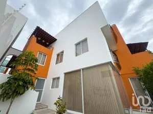 NEX-278194 - Casa en Renta, con 3 recamaras, con 3 baños, con 300 m2 de construcción.
