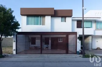 NEX-300504 - Casa en Venta, con 3 recamaras, con 3 baños, con 231.3 m2 de construcción.