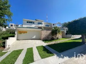 NEX-91789 - Casa en Venta, con 4 recamaras, con 4 baños, con 587 m2 de construcción.