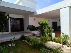 NEX-226935 - Casa en Venta, con 4 recamaras, con 4 baños, con 383.3 m2 de construcción en Las Brisas, CP 97144, Yucatán.