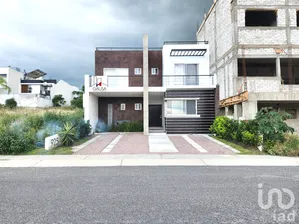 NEX-228153 - Casa en Venta, con 3 recamaras, con 3 baños, con 269 m2 de construcción en Cumbres del Lago, CP 76230, Querétaro.