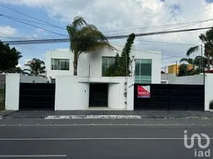 NEX-277700 - Casa en Venta, con 4 recamaras, con 4 baños, con 377 m2 de construcción.
