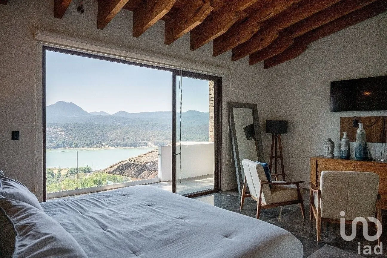 Casa en Renta en Valle de Bravo, Valle de Bravo, Estado de México | NEX-290341 | iad México | Foto 2 de 33