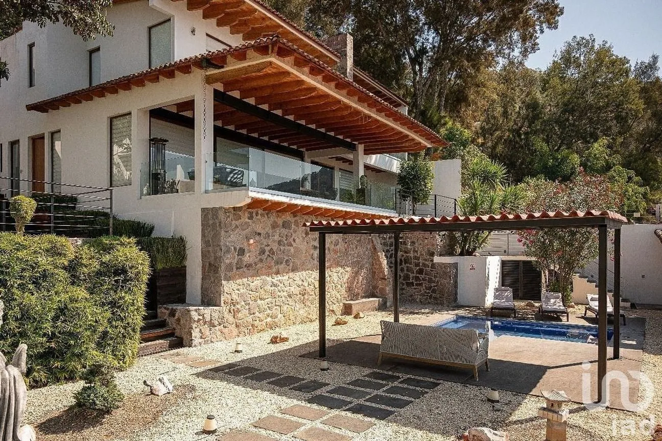 Casa en Renta en Valle de Bravo, Valle de Bravo, Estado de México | NEX-290341 | iad México | Foto 1 de 33