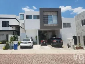 NEX-296223 - Casa en Venta, con 4 recamaras, con 3 baños, con 315 m2 de construcción.