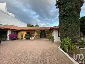 NEX-296801 - Casa en Venta, con 5 recamaras, con 5 baños, con 1047.82 m2 de construcción.
