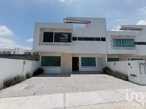 NEX-299129 - Casa en Venta, con 4 recamaras, con 4 baños, con 300 m2 de construcción.