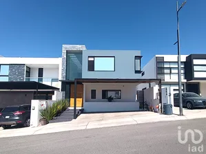 NEX-299810 - Casa en Venta, con 4 recamaras, con 4 baños, con 350 m2 de construcción.