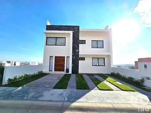 NEX-301141 - Casa en Venta, con 5 recamaras, con 6 baños, con 460 m2 de construcción.