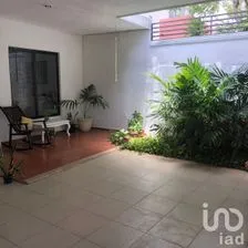 NEX-199758 - Casa en Venta, con 4 recamaras, con 3 baños, con 295.15 m2 de construcción.
