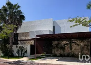 NEX-288444 - Casa en Venta, con 4 recamaras, con 7 baños, con 913.77 m2 de construcción.