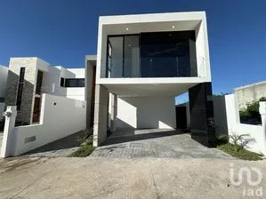 NEX-270862 - Casa en Venta, con 4 recamaras, con 4 baños, con 252 m2 de construcción.