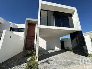 NEX-270864 - Casa en Venta, con 3 recamaras, con 4 baños, con 250 m2 de construcción.