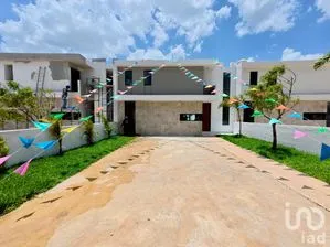 NEX-270918 - Casa en Venta, con 3 recamaras, con 4 baños, con 220 m2 de construcción.