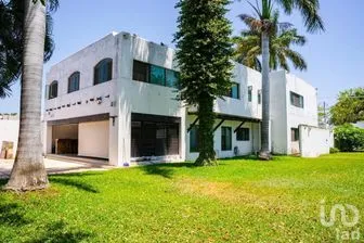 NEX-271002 - Casa en Venta, con 3 recamaras, con 4 baños, con 484.66 m2 de construcción en Residencial Colonia México, CP 97128, Yucatán.