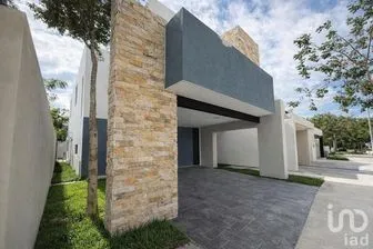 NEX-298279 - Casa en Venta, con 4 recamaras, con 4 baños, con 250 m2 de construcción.