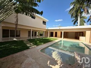 NEX-299902 - Casa en Venta, con 4 recamaras, con 4 baños, con 578 m2 de construcción.