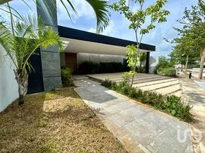NEX-300500 - Casa en Venta, con 3 recamaras, con 3 baños, con 304.5 m2 de construcción.