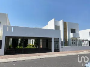 NEX-100071 - Casa en Venta, con 3 recamaras, con 4 baños, con 312 m2 de construcción en Juriquilla, CP 76226, Querétaro.