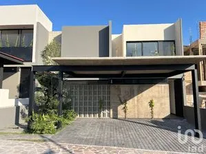 NEX-215089 - Casa en Venta, con 3 recamaras, con 4 baños, con 242 m2 de construcción.