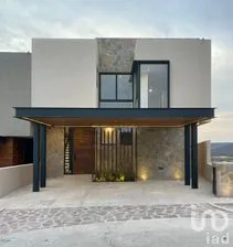 NEX-215172 - Casa en Renta, con 4 recamaras, con 4 baños, con 311 m2 de construcción.
