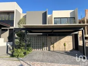NEX-216167 - Casa en Venta, con 3 recamaras, con 4 baños, con 242 m2 de construcción.