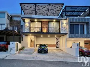 NEX-280393 - Casa en Venta, con 5 recamaras, con 5 baños, con 365 m2 de construcción.