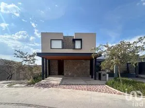 NEX-296921 - Casa en Renta, con 3 recamaras, con 3 baños, con 307 m2 de construcción.