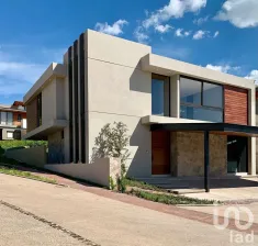 NEX-93332 - Casa en Venta, con 4 recamaras, con 5 baños, con 370 m2 de construcción.