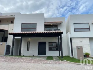 NEX-93492 - Casa en Venta, con 4 recamaras, con 5 baños, con 224 m2 de construcción en Altozano el Nuevo Querétaro, CP 76237, Querétaro.