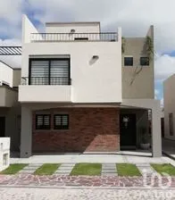 NEX-99238 - Casa en Venta, con 4 recamaras, con 4 baños, con 258 m2 de construcción.