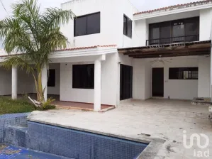 NEX-96435 - Casa en Venta, con 3 recamaras, con 3 baños en Montecristo, CP 97133, Yucatán.