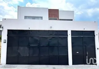 NEX-201880 - Casa en Venta, con 4 recamaras, con 4 baños, con 342 m2 de construcción en Cumbres del Lago, CP 76230, Querétaro.