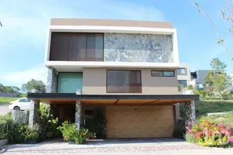 NEX-201895 - Casa en Venta, con 4 recamaras, con 4 baños, con 390 m2 de construcción.