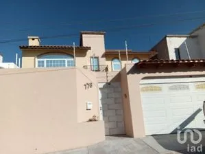NEX-282557 - Casa en Venta, con 3 recamaras, con 4 baños, con 335 m2 de construcción.