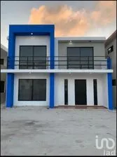 NEX-209315 - Casa en Venta, con 4 recamaras, con 5 baños, con 240 m2 de construcción.