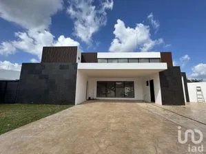 NEX-284726 - Casa en Venta, con 4 recamaras, con 6 baños, con 430 m2 de construcción en Jardines de Rejoyada, CP 97307, Yucatán.