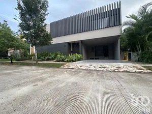 NEX-285126 - Casa en Venta, con 4 recamaras, con 4 baños, con 508 m2 de construcción en Yucatán Country Club, CP 97308, Yucatán.