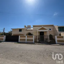 NEX-296803 - Casa en Renta, con 8 recamaras, con 4 baños, con 477.63 m2 de construcción.